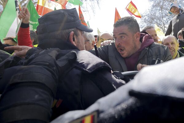 Дуэль взглядов между протестующим и полицейским в Мадриде - Sputnik Латвия