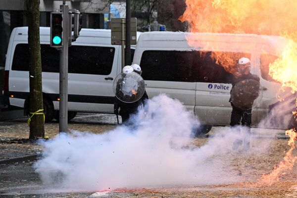 Бельгийские полицейские на фоне горящего сена в Брюсселе  - Sputnik Латвия