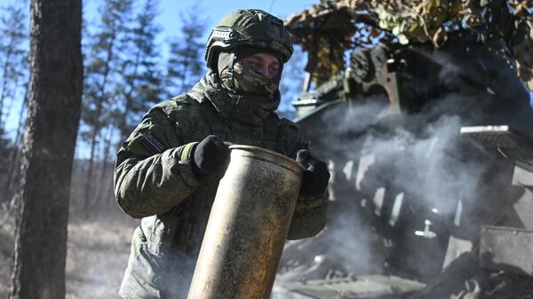 Боец артиллерийского подразделения ЦВО ВС РФ в зоне спецоперации - Sputnik Латвия