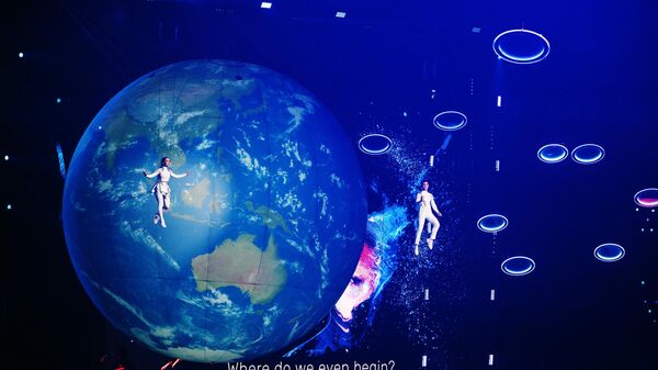 Воздушные гимнасты выступают на церемонии открытия Всемирного фестиваля молодёжи 2024 - Sputnik Латвия