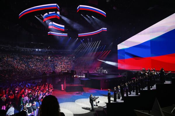 Церемония началась с исполнения гимна России, в этот момент трибуны стадиона подсветились в цвета российского триколора. - Sputnik Латвия