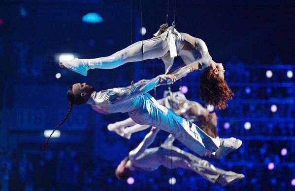 Воздушные гимнасты выступают на церемонии. - Sputnik Латвия