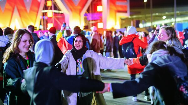 Шоу-приветствие Город молодежи мира в рамках Всемирного фестиваля молодежи на федеральной территории Сириус - Sputnik Латвия