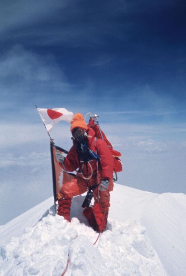 Дзюнко Табэи – японская альпинистка. В 1975 году стала первой женщиной ступившей на вершину Джомолунгмы. Также она покорила восьмитысячники Аннапурну и Шишабангму. - Sputnik Латвия