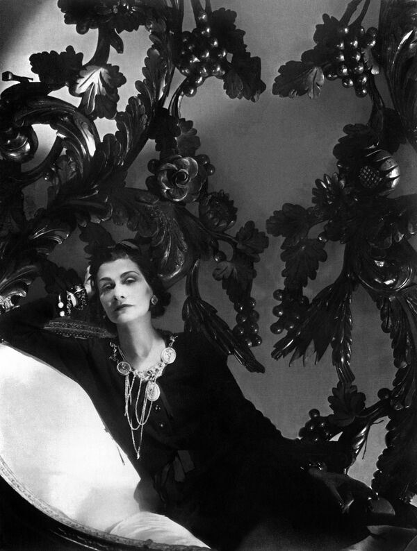 Коко Шанель – французский модельер и основательница модного дома Chanel. Оказала значительное влияние на моду XX века. Именно благодаря ей в гардеробы женщин вошла удобная и практичная одежда. - Sputnik Латвия