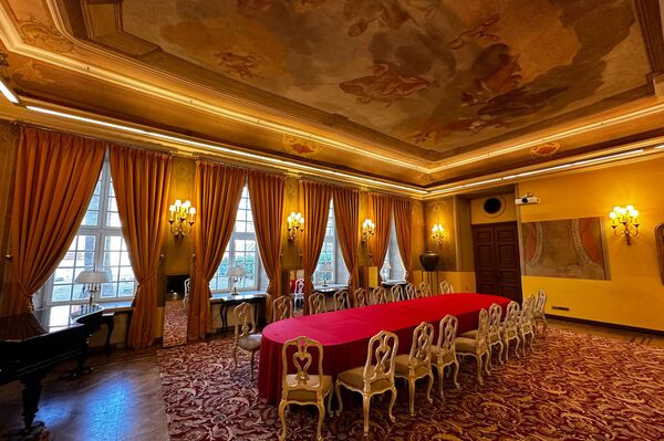 В гостинице Narutis можно увидеть оригинальные фрески на потолках древние, предметы антиквариата. - Sputnik Латвия