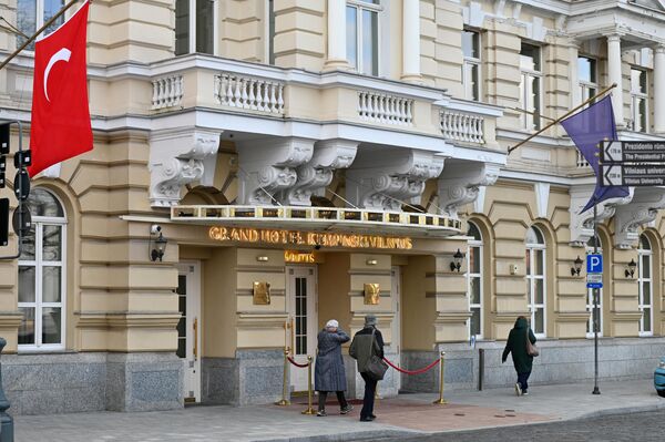 На фото: вид на Кафедральную площадь с окон номеров расположенного в самом центре столицы отеля Grand Hotel Kempinski Vilnius. - Sputnik Латвия
