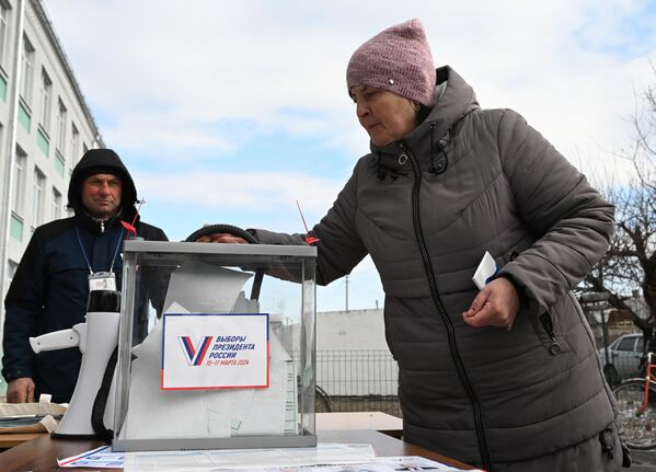 Жительница Северодонецка (ЛНР) участвует в выездном голосовании на выборах президента РФ. - Sputnik Латвия