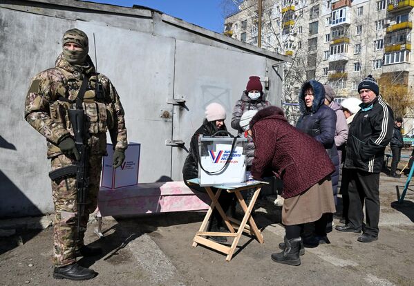 Жители Лисичанска (ЛНР) участвуют в выездном голосовании на выборах президента РФ. - Sputnik Латвия