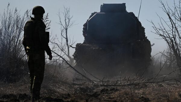 Военнослужащий зенитного ракетного дивизиона ВС РФ у ЗРК Бук-М3 в зоне спецоперации - Sputnik Латвия