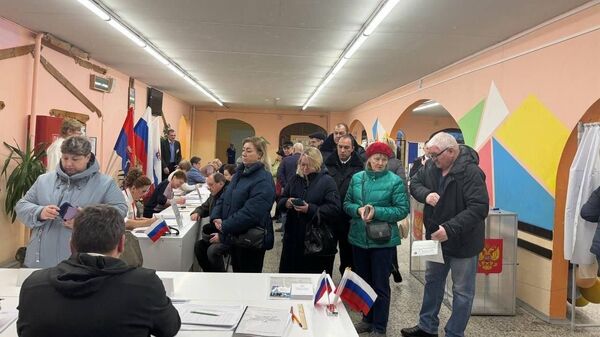 Российские соотечественники голосуют на границе с Ленинградской областью - Sputnik Латвия