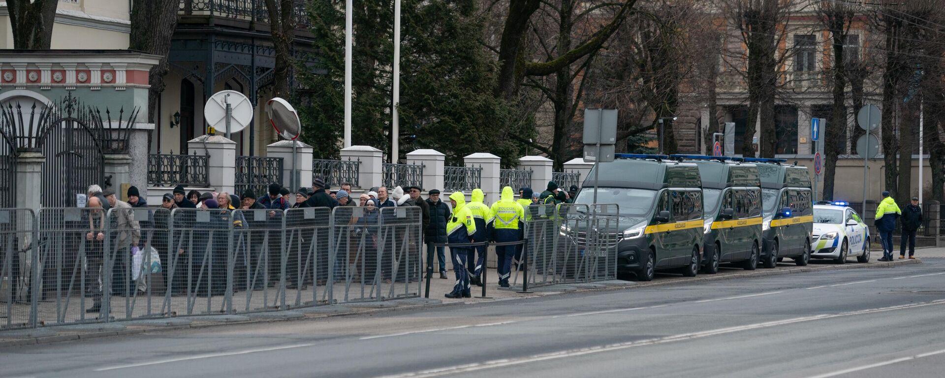 Избиратели в очереди у посольства РФ в Риге на выборах президента России - Sputnik Латвия, 1920, 17.03.2024