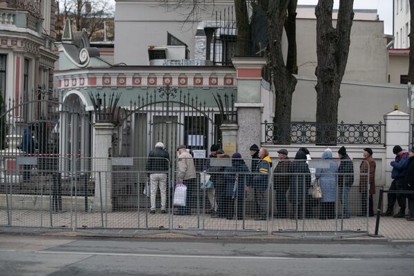 Очереди из желающих проголосовать на выборах президента России появились у здания посольства с самого утра. - Sputnik Латвия