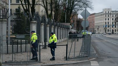 Сотрудники полиции у здания российского посольства в Риге во время выборов президента РФ