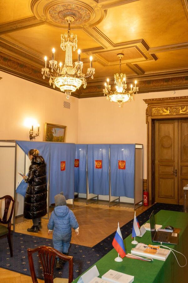 Избирательные участки работали в российском посольстве в Риге с 8 часов утра до 8 вечера. - Sputnik Латвия