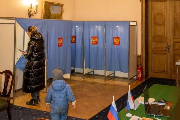 Избирательные участки работали в российском посольстве в Риге с 8 часов утра до 8 вечера. - Sputnik Латвия