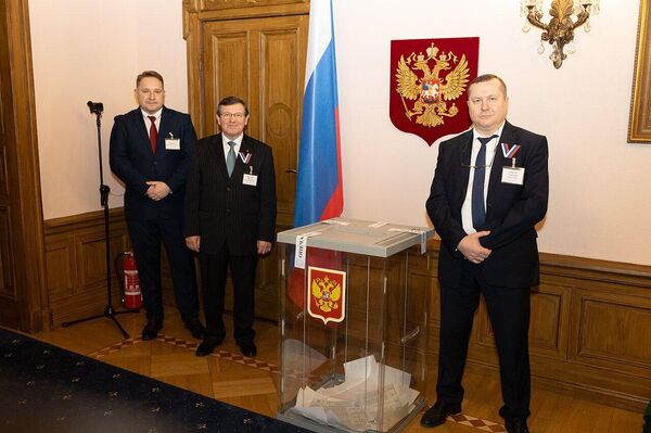 Несмотря на отсутствие гарантий безопасности со стороны латвийских властей, сотрудники посольства сделали все возможное для достойной организации выборов президента России.  - Sputnik Латвия