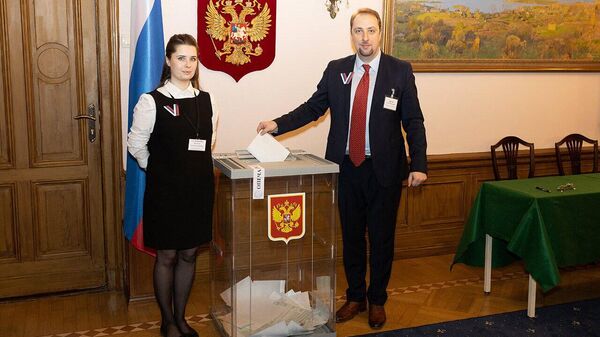 Временный поверенный в делах России в Латвии Олег Зыков голосует на выборах президента России - Sputnik Латвия