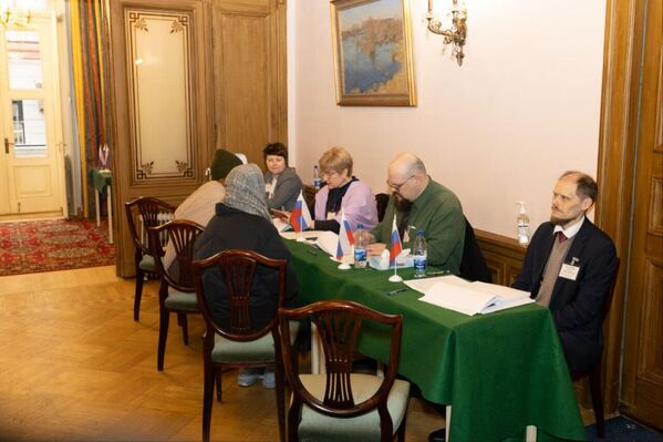 Участковая комиссия работает с избирателями на выборах президента России в посольстве в Риге. - Sputnik Латвия