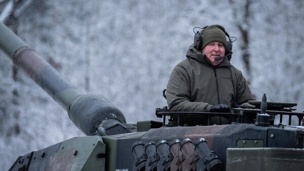 Министр обороны Арвидас Анушаускас на отремонтированном в Литве немецком танке Leopard - Sputnik Латвия