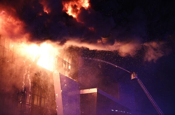 Пожарные тушат горящую крышу концертного зала Крокус Сити Холл - Sputnik Латвия