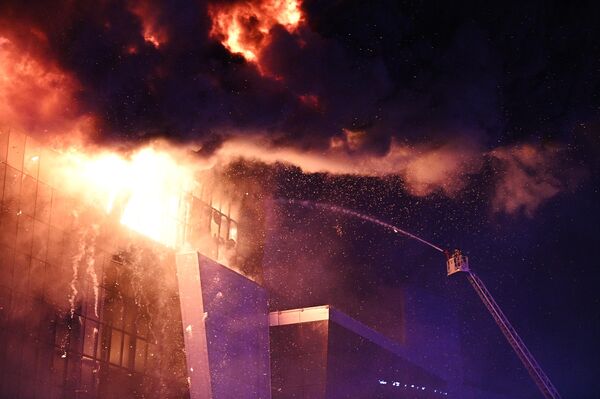 Пожарные тушат горящую крышу концертного зала Крокус Сити Холл - Sputnik Латвия