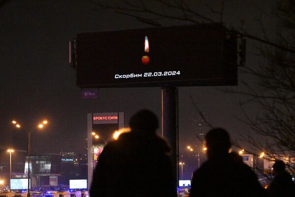 Сообщение Скорбим на рекламном экране, расположенном недалеко от концертного зала Крокус Сити Холл, где произошла стрельба - Sputnik Латвия