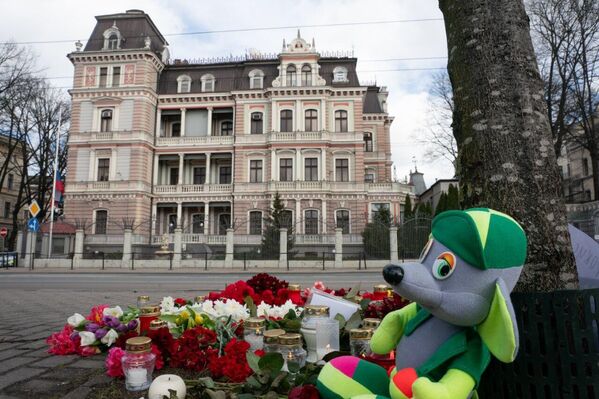 У самого здания посольства полиция не разрешает оставлять цветы. - Sputnik Латвия
