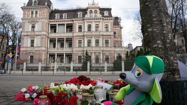 Цветы у посольства России в Латвии из-за трагедии в Крокус Сити Холле - Sputnik Латвия