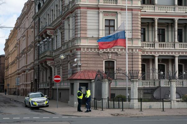 Флаг России на здании посольства приспущен. - Sputnik Латвия