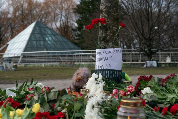 Рижане не остались равнодушными к трагедии, которая произошла накануне в Москве. - Sputnik Латвия