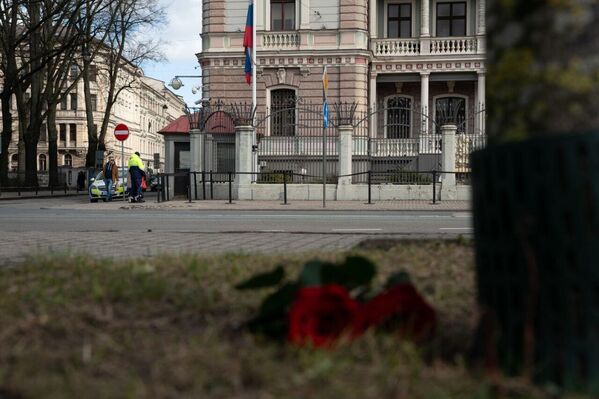 Стихийный мемориал расположился напротив посольства России в Риге. - Sputnik Латвия