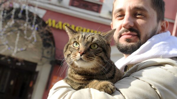 Знаменитый толстый кот Виктор и его хозяин Михаил Галин - Sputnik Латвия