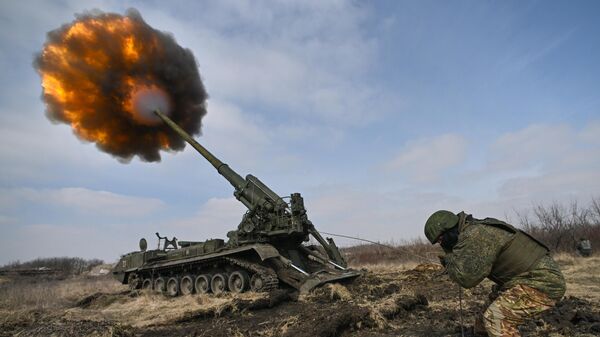 Боевая работа САУ Малка артиллерийских подразделений ЦВО на Авдеевском направлении - Sputnik Латвия