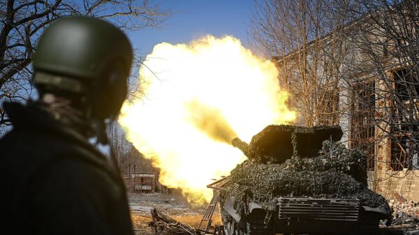 Боевая работа танкистов группировки Центр в зоне СВО - Sputnik Латвия