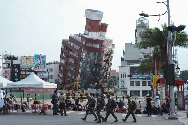 Поврежденные землетрясением здания в Хуаляне, Восточный Тайвань - Sputnik Латвия