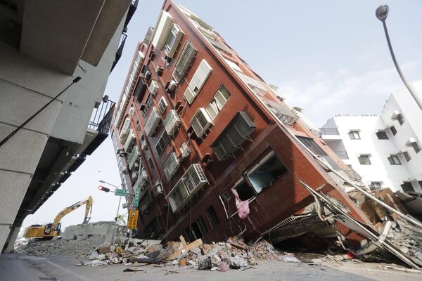 Разрушенное мощным землетрясением здание  - Sputnik Латвия