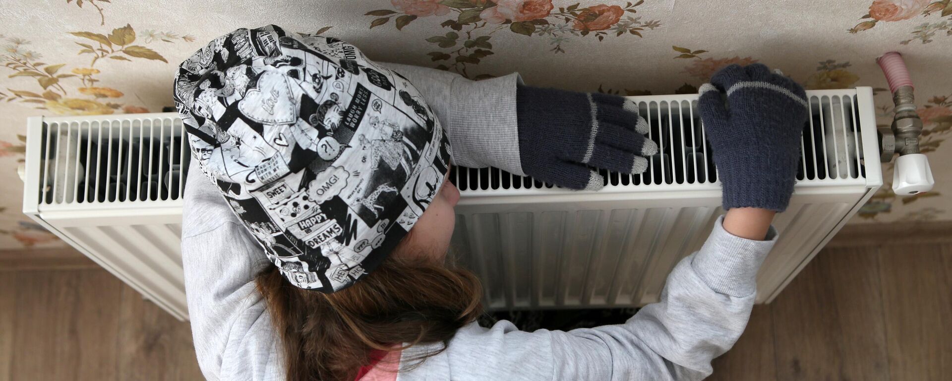 Девочка возле батареи у себя дома - Sputnik Латвия, 1920, 01.07.2025