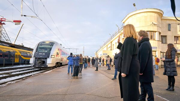 Прибытие пассажирского поезда из Вильнюса на Центральный железнодорожный вокзал Риги - Sputnik Латвия