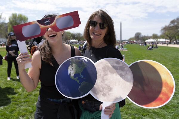 Зрители наблюдают за полным солнечным затмением в Вашингтоне, США.  - Sputnik Латвия