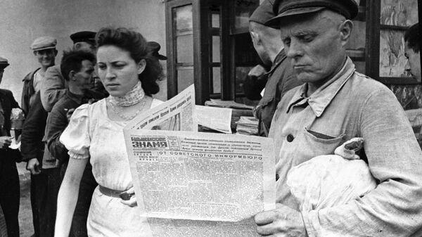 Одессит читает новый выпуск газеты Большевистское знамя - Sputnik Латвия