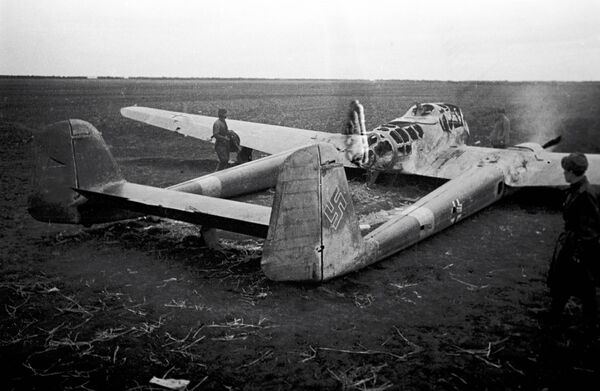 Сбитый немецкий самолет-разведчик Фокке-Вульф Fw-189 (&quot;Рама&quot;) под Одессой. - Sputnik Латвия