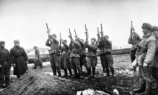 Прощание боевых друзей с товарищем, павшим в бою за освобождение Одессы. Апрель 1944 года. - Sputnik Латвия