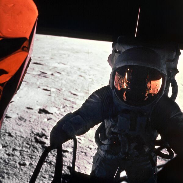 Один из астронавтов космической миссии Apollo 12 на Луне с камерой. Экипаж Apollo 12 совершил посадку на поверхность Луны 19 ноября 1969 года. - Sputnik Латвия