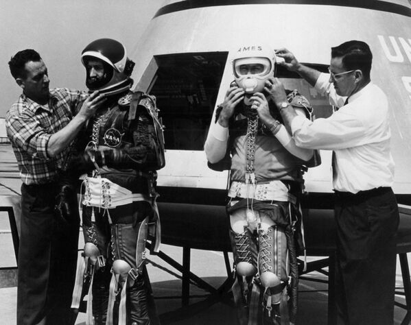 Фото, сделанное НАСА 6 апреля 1962 года. На нем трое сотрудников агентства готовятся подняться на борт космического корабля Apollo – одного из самых сложных устройств в истории космонавтики. - Sputnik Латвия