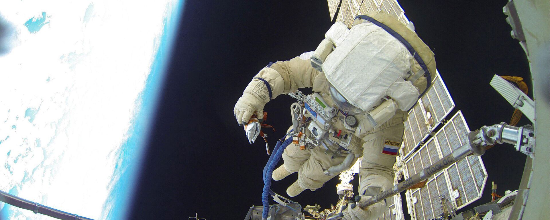 Космонавты Роскосмоса Сергей Волков и Юрий Маленченко совершили выход в открытый космос - Sputnik Латвия, 1920, 24.05.2025