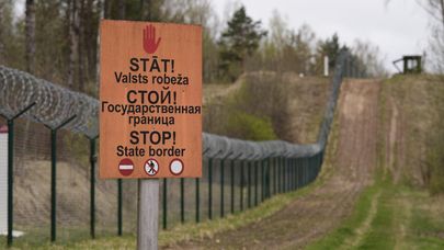 Предупреждающий знак на латвийско-белорусской границе