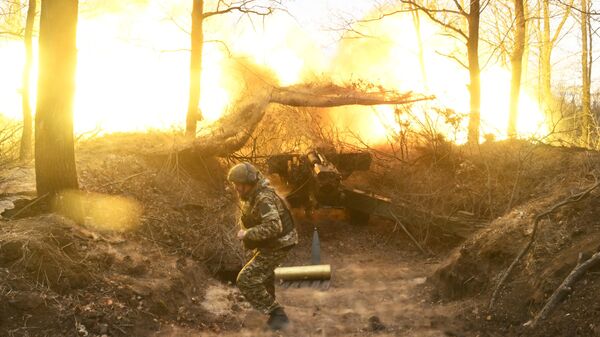 Расчет гаубицы Гиацинт-Б ВС РФ ведет огонь по противнику в зоне СВО - Sputnik Латвия