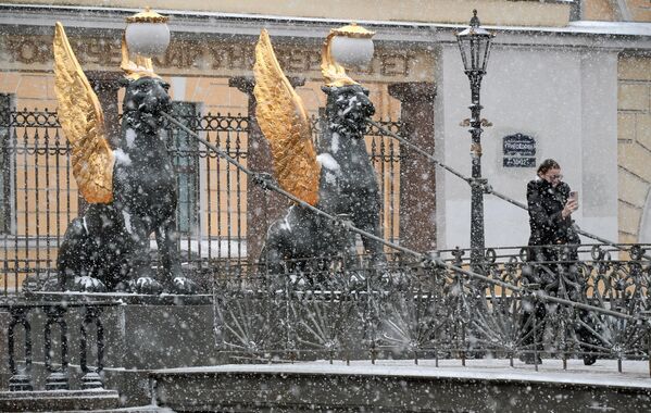 Снег и сильные порывы ветра не мешают жителям любоваться красотами города. - Sputnik Латвия