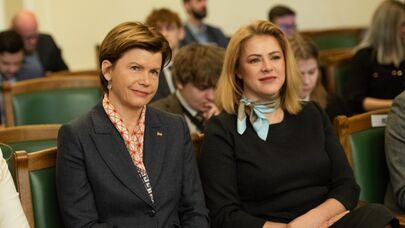 Премьер-министр Латвии Эвика Силиня ( справа) и министр иностранных дел Латвии Байба Браже